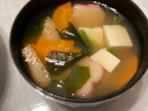 にんじん、豆腐、お麩、お揚げ、ほうれん草の味噌汁